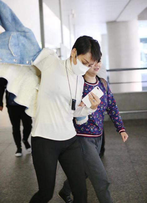 佟丽娅最新图片，拥抱自然，内心宁静之旅