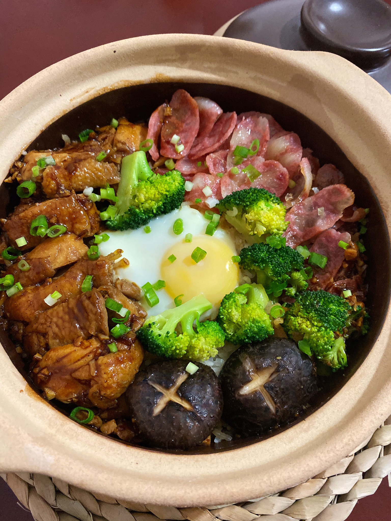 煲仔饭的新潮流探索，现代烹饪中的最新煲仔美食