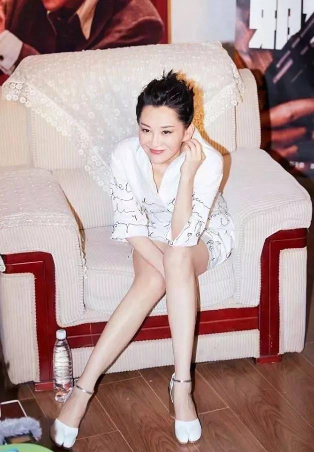 许晴最新脚丫魅力爆棚，无法抗拒的吸引力！