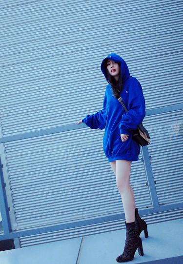 最新款女板鞋，自然美景探索之旅的时尚之选